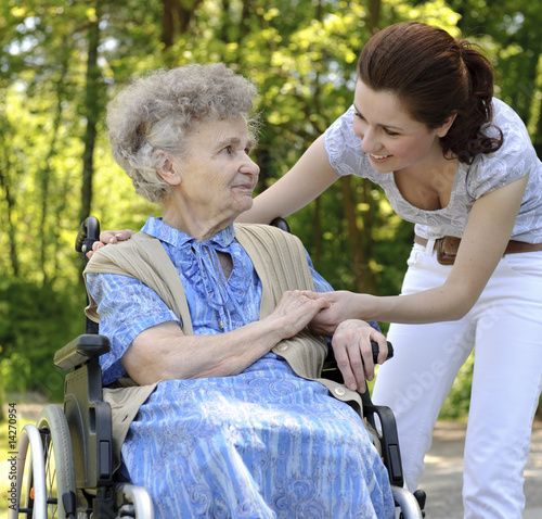 Foto: Senior woman in a wheelchair Senior woman in a wheelchair