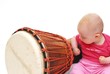 bébé joue sur le tambour