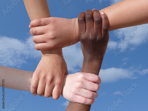 mains et bras dans le ciel ensemble solidarité mains et bras dans le ciel ensemble solidarité