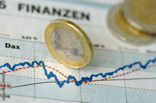 Photo: Kurs-Chart mit Euro-Münzen Kurs-Chart mit Euro-Münzen