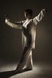 Foto: woman make's taiji chuan exercise in studio woman make's taiji chuan exercise in studio