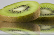 Kiwis liegend gespiegelt auf Untergrund