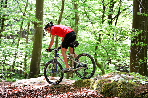 Senior mit Mountain Bike Fahrrad