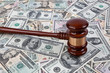 Dollar Geldscheine und Richterhammer