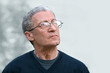 Foto: A senior man looking up A senior man looking up