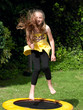 Kind auf Trampolin