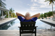 Foto: Homme âgé assis sur une chaise au bord d'une piscine Homme âgé assis sur une chaise au bord d'une piscine