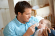 Mann der Baby fŸttert