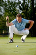 Golfer beim hole anvisieren