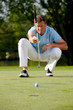 Golfspieler beim anvisieren am hole