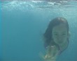 vue sous marine dans la piscine - sauter et saluer