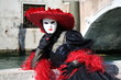 la femme en noir et rouge...