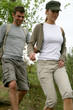 jeune couple de randonneurs, de face jeune couple de randonneurs, de face