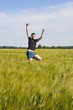 Foto: Young man jumping high Young man jumping high