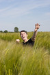 Foto: Young man cheering in a field Young man cheering in a field