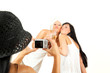 drei frauen beim fotografieren und posen und spaß haben