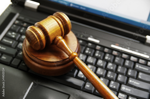 Foto: judges gavel on a laptop computer (cyber law) judges gavel on a laptop computer (cyber law)