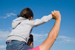Padre e figlio guardano il cielo azzurro