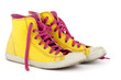 gelbe Schuhe mit rosa Schuhband