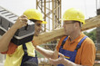 Foto: Zwei Arbeiter im Gespräch Zwei Arbeiter im Gespräch