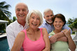 deux couples de retraités souriants