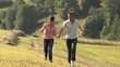 Coppia corre in montagna felice nei prati