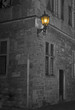 altes Steinhaus mit Laterne in der Nacht