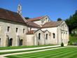 L'abbaye de Fontenay, derrière l'église