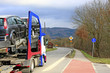 Foto: Autotransporter bei der Fahrt über eine Landstrasse Autotransporter bei der Fahrt über eine Landstrasse