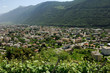 Ville en vallée dans les Alpes