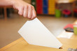 Stimmzettel in Wahlurne