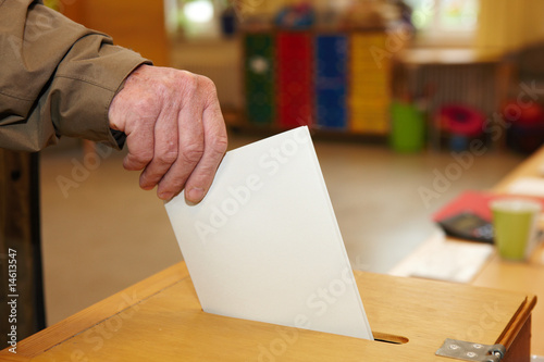 Photo: Stimmzettel in Wahlurne Stimmzettel in Wahlurne
