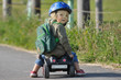 Foto: Kind mit Helm auf Bobbycar Kind mit Helm auf Bobbycar