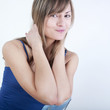 jeune femme blonde regard souriant