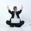 jeune femme heureuse réussite ordinateur