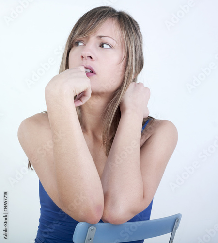 jeune femme assise soucieuse