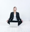 businesswoman assise en position yoga