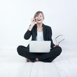femme d'affaires assise en tailleur