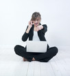 femme en position de yoga montrant du doigt femme en position de yoga montrant du doigt