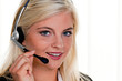 Frau mit Headset Telefon im Call Center