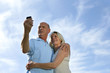 Couple de seniors souriants avec téléphone portable