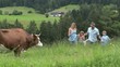 Corsa su un prato di montagna