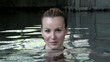 Ritratto di donna in piscina