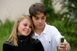 jeune couple avec téléphone portable
