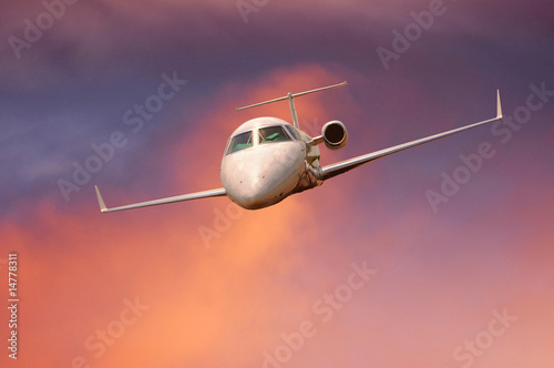 Foto: airplane in air on sunrise sky airplane in air on sunrise sky