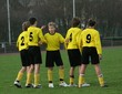 Fussballspieler stellen eine Mauer
