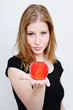 junge frau mit apfel