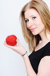 junge frau mit apfel