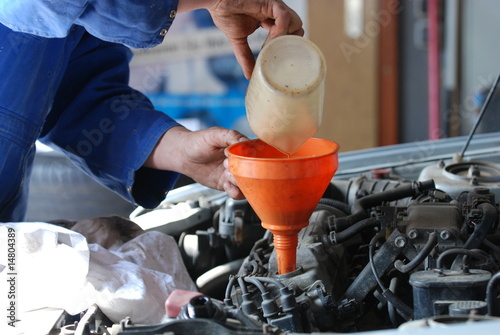 Auffüllen von Motoroel