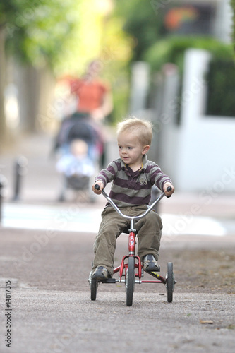 Photo: enfant balade en velo au printemps enfant balade en velo au printemps